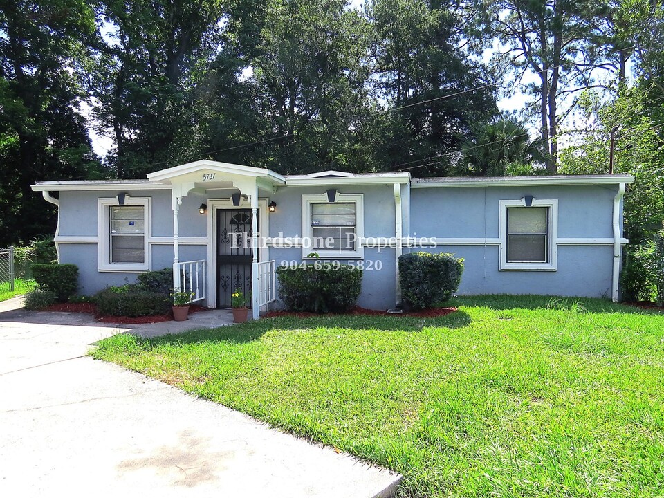 5737 Carnation Rd in Jacksonville, FL - Foto de edificio