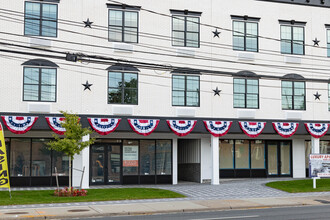 96 W Main St in Smithtown, NY - Foto de edificio - Building Photo