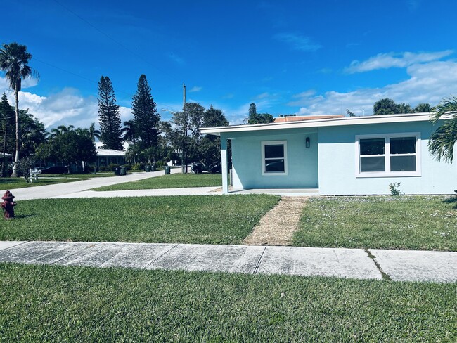 1400 Binney Dr in Fort Pierce, FL - Building Photo - Building Photo