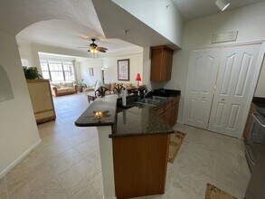 12935 Violino Ln in Naples, FL - Foto de edificio - Building Photo