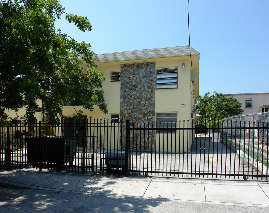 1054 SW 2nd St in Miami, FL - Foto de edificio