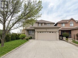 2 Pineridge Dr in Hamilton, ON - Building Photo