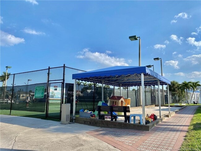 property at 952 Nettles Blvd