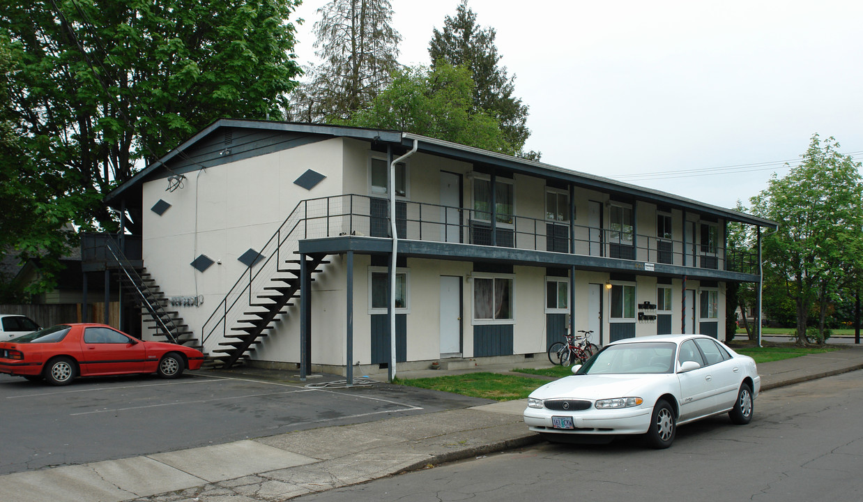 Six Pack Apartments in Corvallis, OR - Foto de edificio