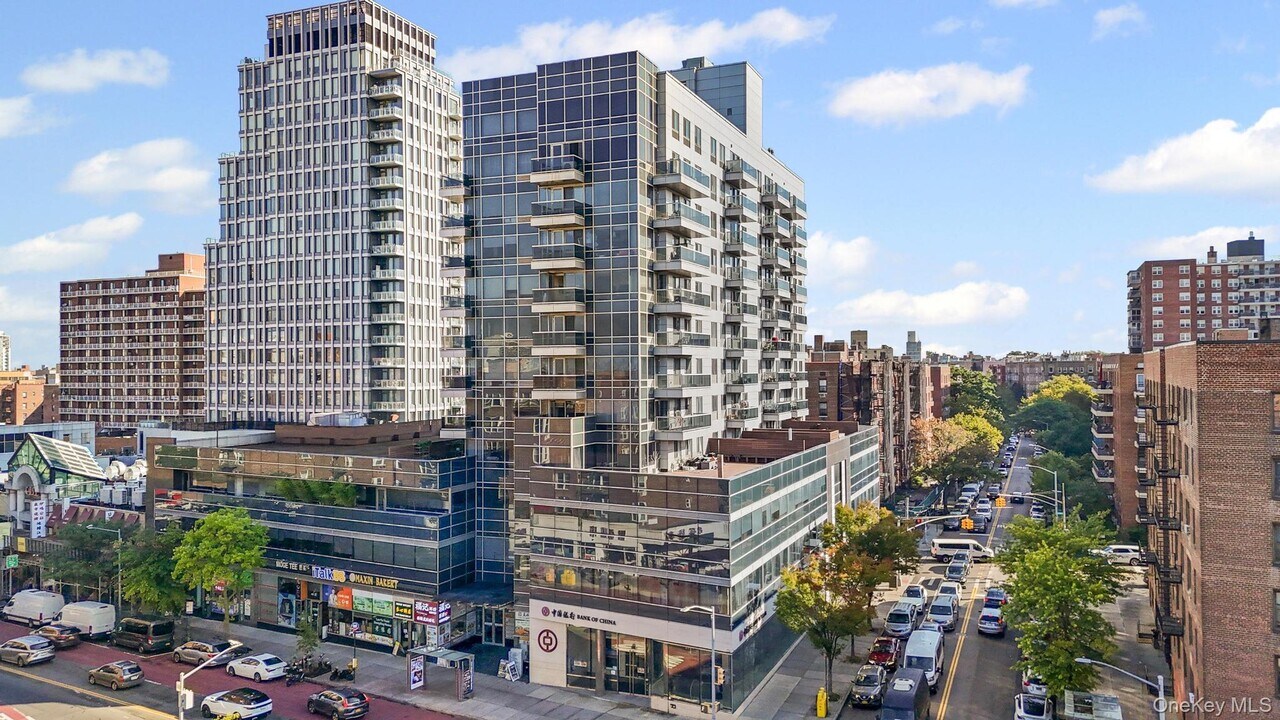 136-19 Franklin Ave in Queens, NY - Building Photo