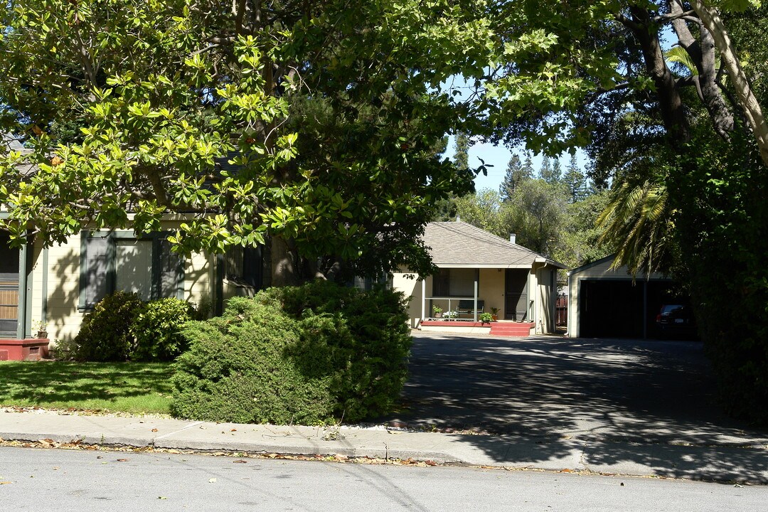 974 Menlo Ave in Menlo Park, CA - Foto de edificio