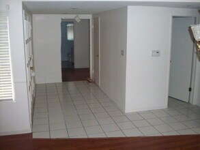 19827 Arminta St in Winnetka, CA - Foto de edificio - Building Photo