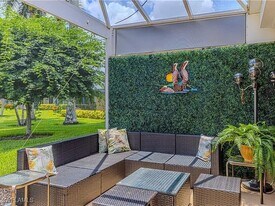 5595 Greenwood Cir in Naples, FL - Building Photo