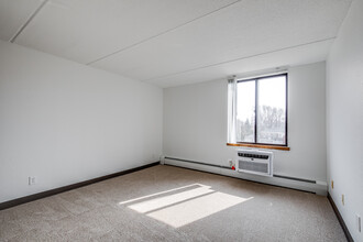 Creek Terrace Apartments in Minneapolis, MN - Foto de edificio - Interior Photo