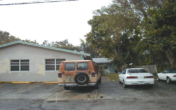 905 SE 13th St in Fort Lauderdale, FL - Foto de edificio - Building Photo