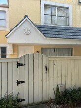 6845 SW 45th Ln in Miami, FL - Foto de edificio - Building Photo