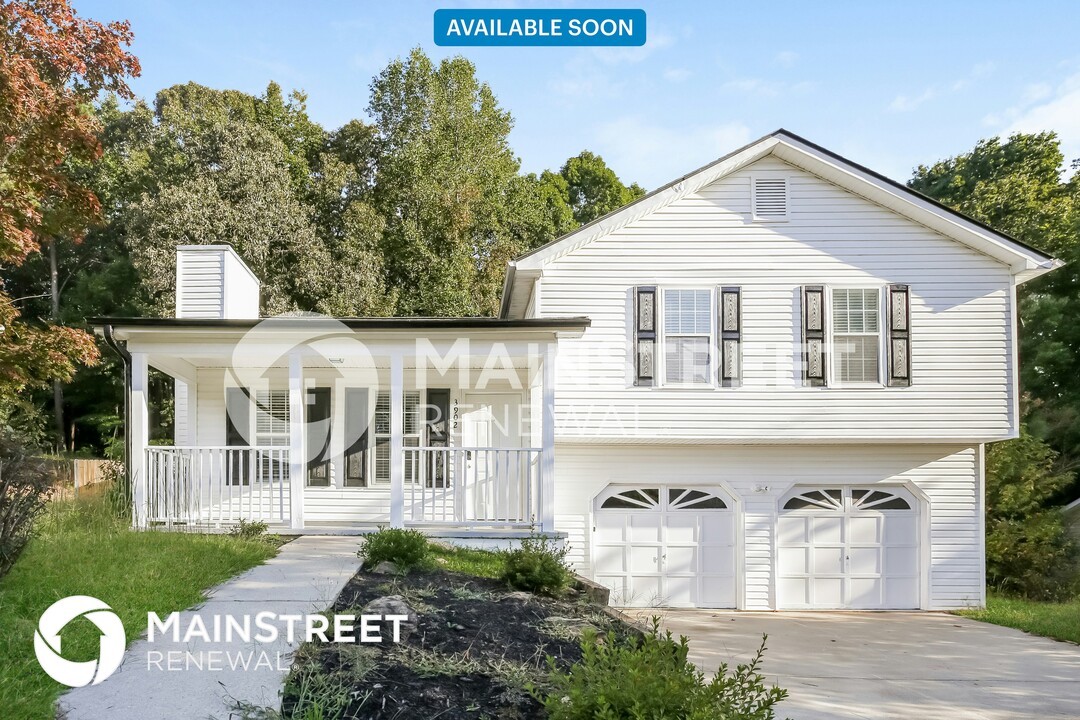 3902 Deaton Rd in Flowery Branch, GA - Building Photo