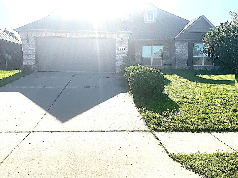 4543 S 203rd E Ave in Broken Arrow, OK - Building Photo
