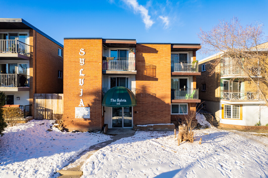 1743 13th St SW in Calgary, AB - Building Photo