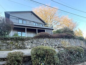 3919 SW Mt Adams Dr in Portland, OR - Building Photo - Building Photo