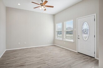 516 Wood Dr in Gunter, TX - Foto de edificio - Building Photo