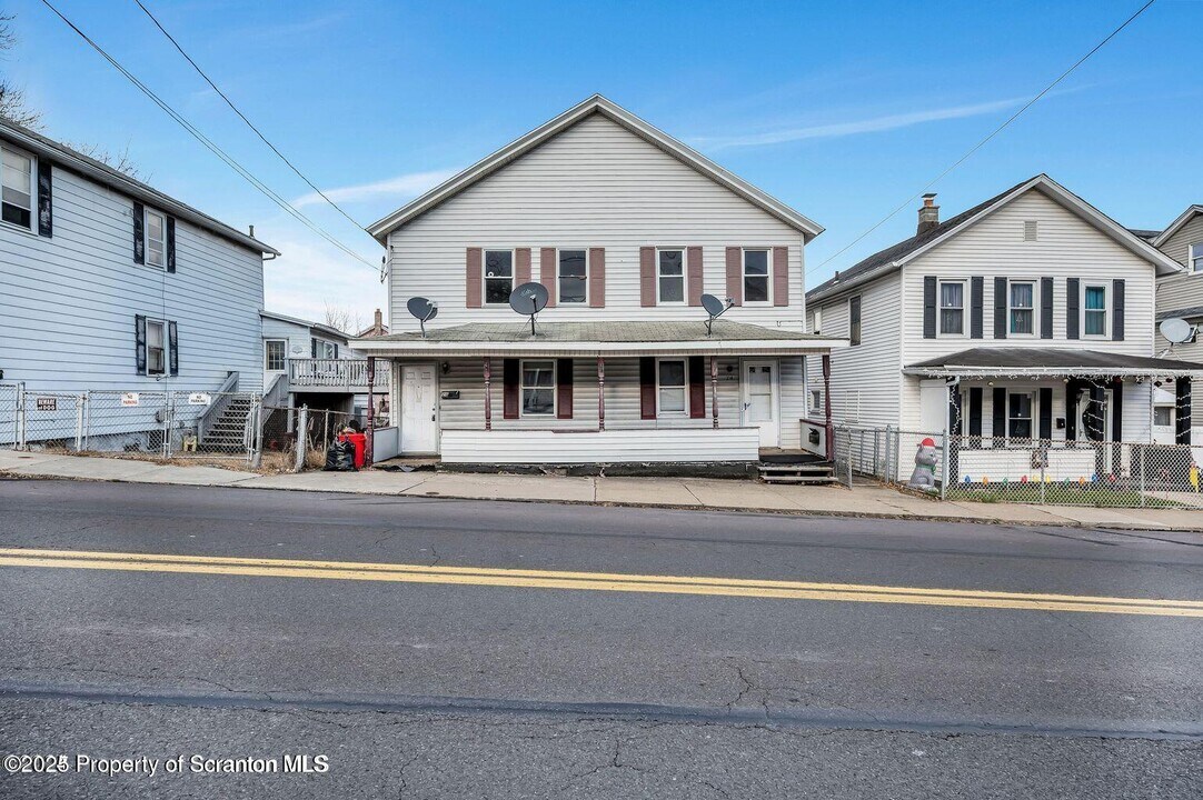 214 Union St in Taylor, PA - Building Photo