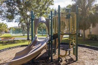 9025 Colby Dr in Ft. Myers, FL - Foto de edificio - Building Photo