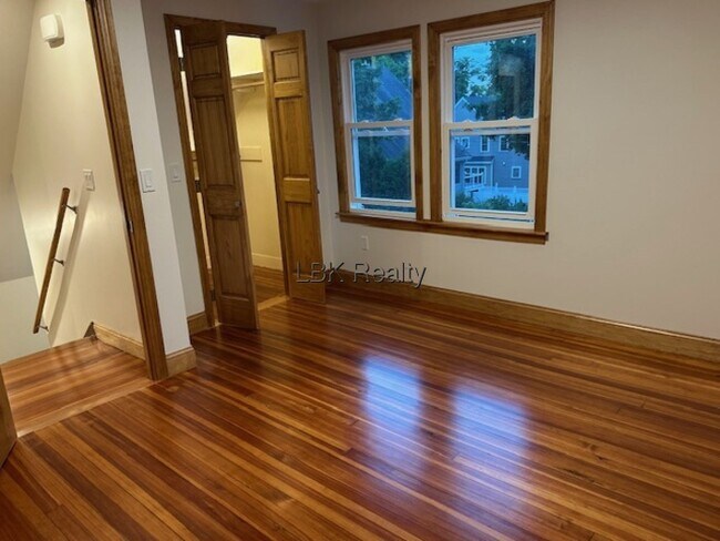 28 Maple Park in Newton, MA - Foto de edificio - Building Photo