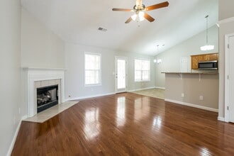 127 Berkley Dr in Villa Rica, GA - Foto de edificio - Building Photo