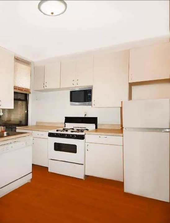 E. 58th St, 2nd /3Rd Ave in New York, NY - Building Photo