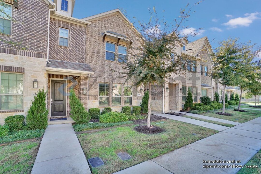 1520 Windermere Wy in Farmers Branch, TX - Foto de edificio