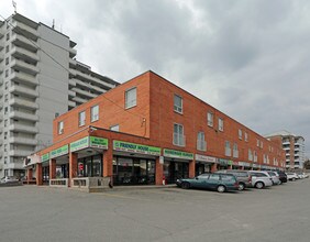 5906 Yonge St in Toronto, ON - Building Photo - Building Photo