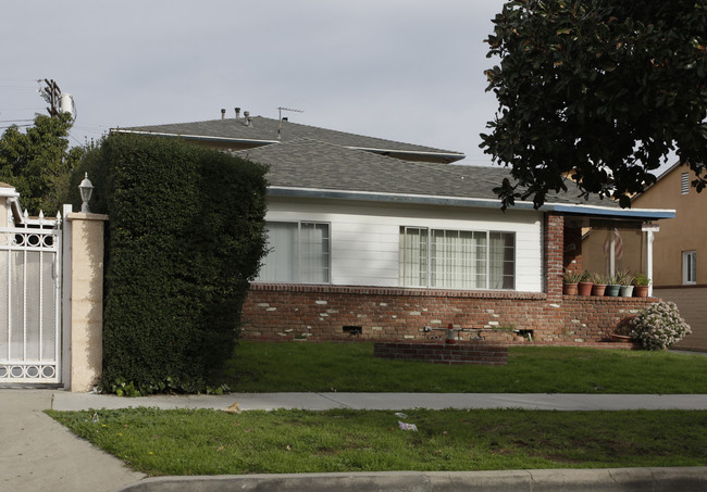 14329 Tiara St in Los Angeles, CA - Foto de edificio - Building Photo