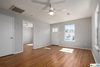 1206-1208 Hillyer St in San Marcos, TX - Building Photo - Building Photo