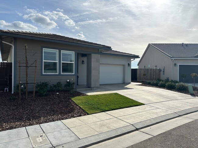 996 Ponderosa Wy W in Madera, CA - Building Photo - Building Photo