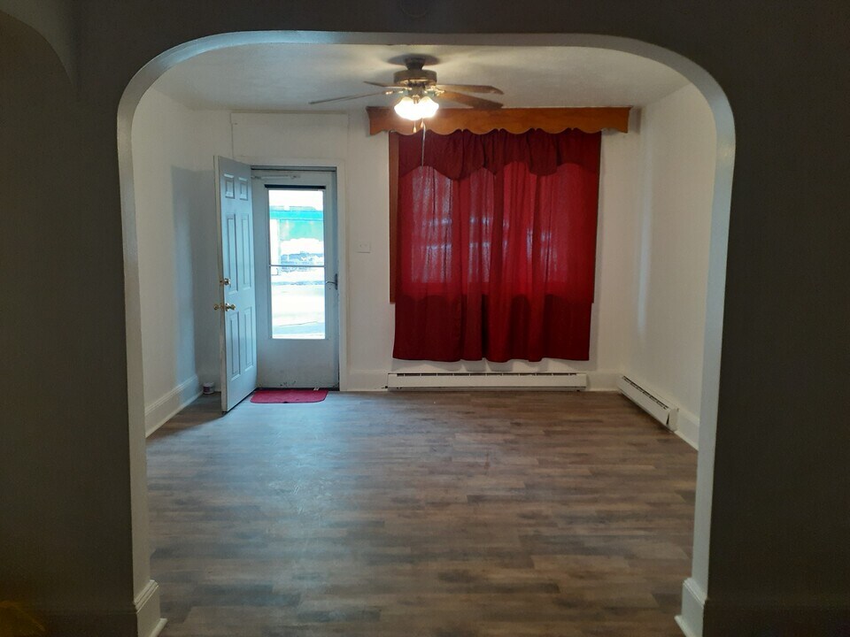 414 W Poplar St in Shenandoah, PA - Building Photo