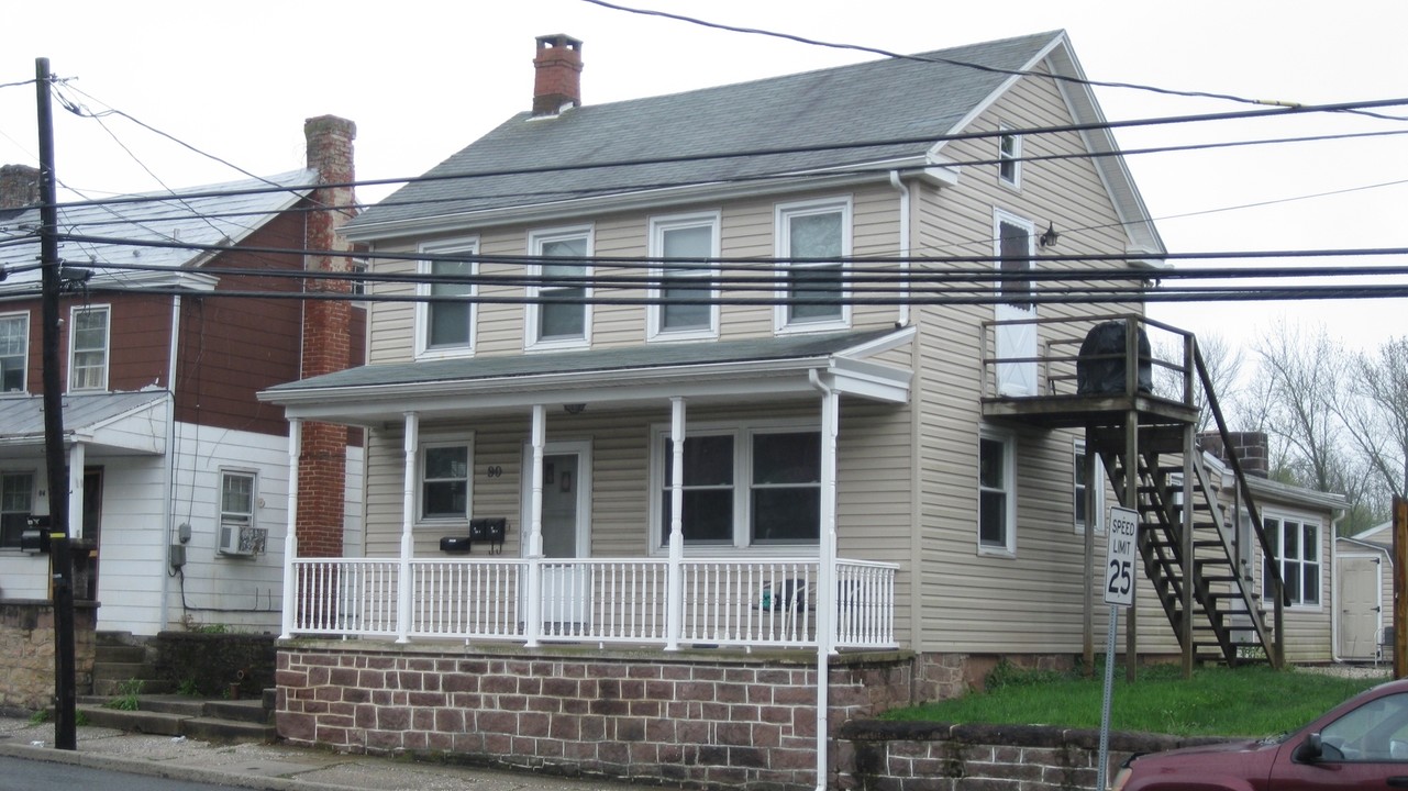 90 S Main St in Dover, PA - Foto de edificio