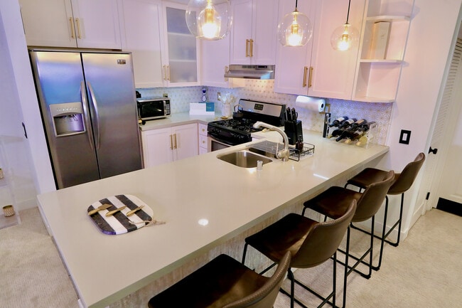 4702 Fulton Ave, Unit 302 in Sherman Oaks, CA - Building Photo - Building Photo