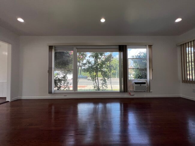 13900 Burbank Blvd in Sherman Oaks, CA - Building Photo - Building Photo