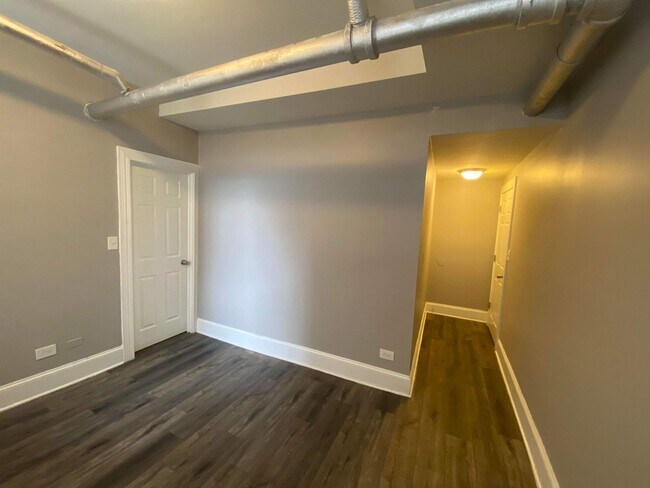408 W 77th St, Unit 1 in Chicago, IL - Foto de edificio - Building Photo