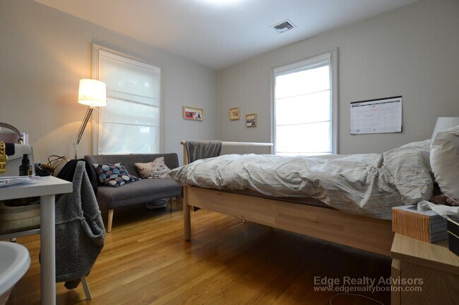 17 Greylock Rd in Boston, MA - Foto de edificio - Building Photo