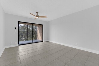 200 Jacaranda Country Club Dr in Plantation, FL - Building Photo - Building Photo