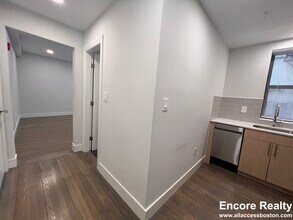 11 Peterborough St, Unit 8 in Boston, MA - Foto de edificio - Building Photo