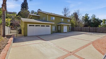 10350 Johanna Ave in Sunland, CA - Building Photo