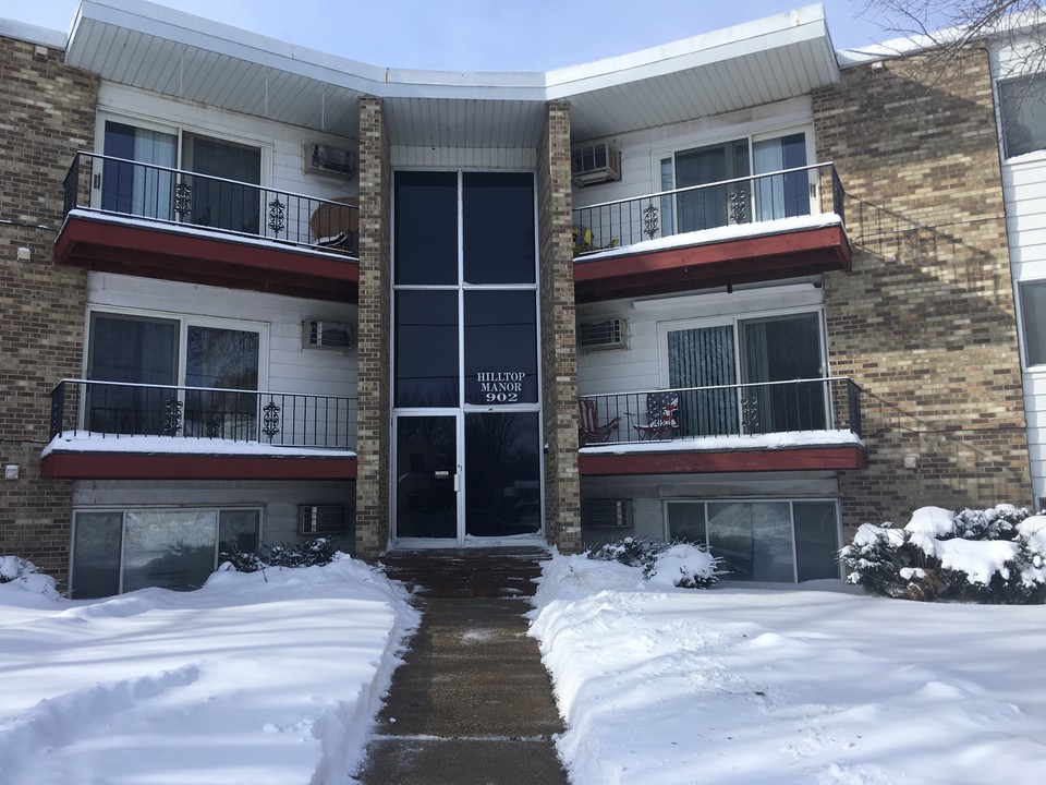 Hilltop Manor Apartments in Albert Lea, MN - Building Photo