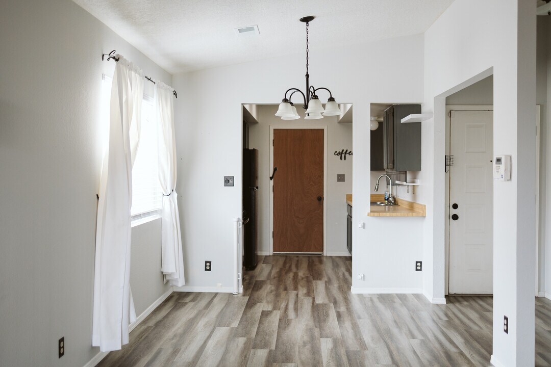 964 Charles Dr NE in Rio Rancho, NM - Building Photo