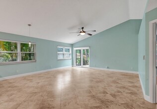 8820 Woodside Ct in Davie, FL - Building Photo - Building Photo