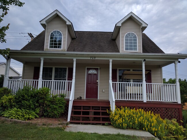 709 Givens Ln in Blacksburg, VA - Foto de edificio - Building Photo