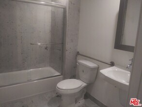 11847 Kiowa Ave-Unit -107 in Los Angeles, CA - Foto de edificio - Building Photo