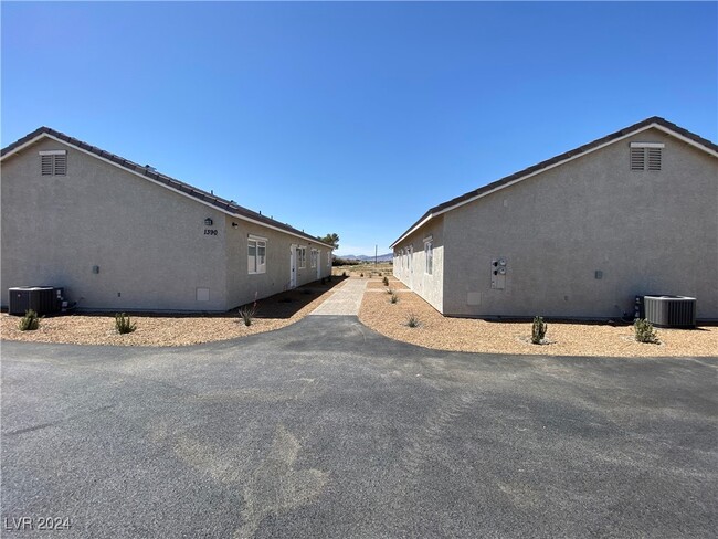 1390 Ogallala St in Pahrump, NV - Foto de edificio - Building Photo