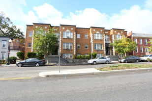 3322 Sherman Ave NW in Washington, DC - Foto de edificio - Building Photo