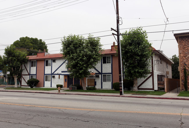 15865 Vanowen St in Van Nuys, CA - Building Photo - Building Photo