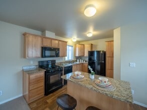 Four Seasons in Anchorage, AK - Building Photo - Building Photo