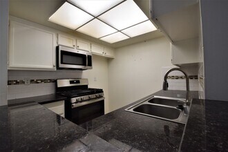 15007 Burbank Blvd, Unit 208 in Los Angeles, CA - Foto de edificio - Building Photo