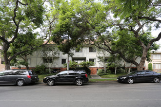 Camden Courtyard Apartments in Los Angeles, CA - Building Photo - Building Photo